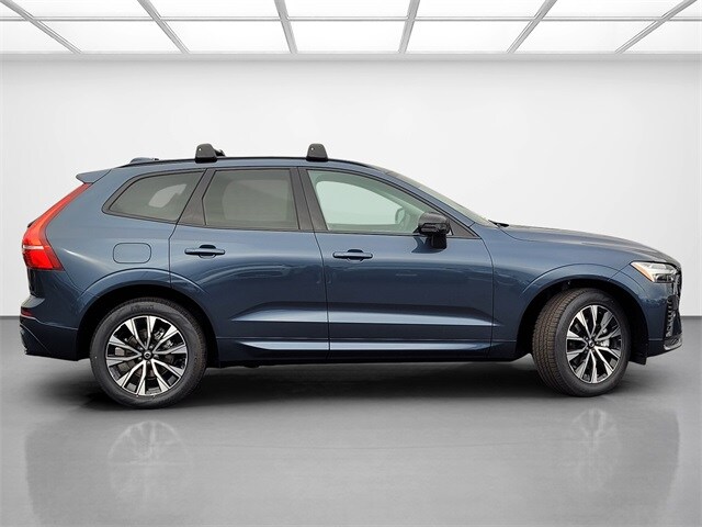 2025 Volvo XC60 B5 Core photo 4