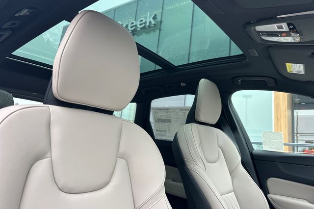 2026 Volvo XC60 Plus - Photo 16