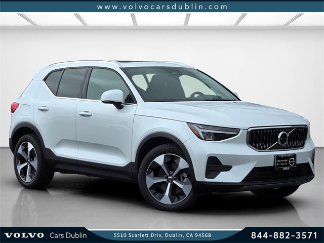2025 Volvo XC40 Core's photo