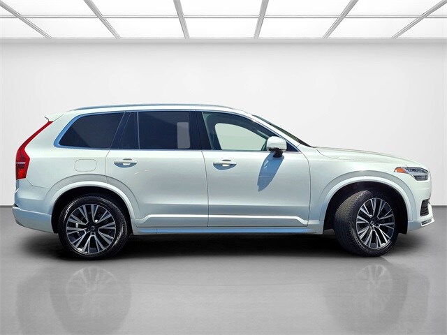 2022 Volvo XC90 T5 Momentum photo 3