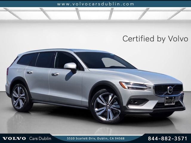2025 Volvo V60 Cross Country's photo