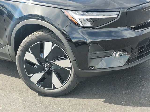 2025 Volvo EX40 Single Motor Core photo 3