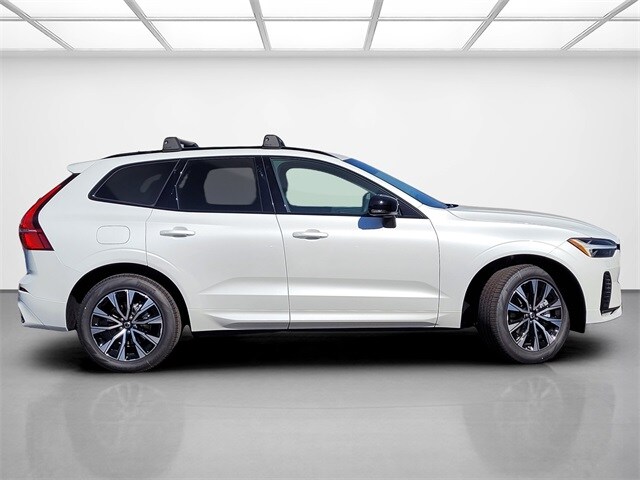 2025 Volvo XC60 B5 Core photo 4