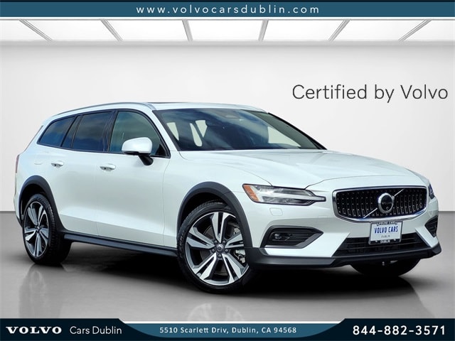2024 Volvo V60 Cross Country Plus's photo