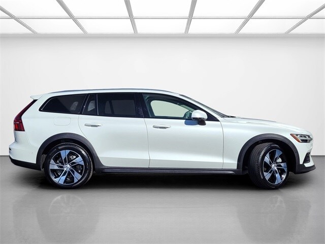 2024 Volvo V60 Cross Country B5 Plus photo 3