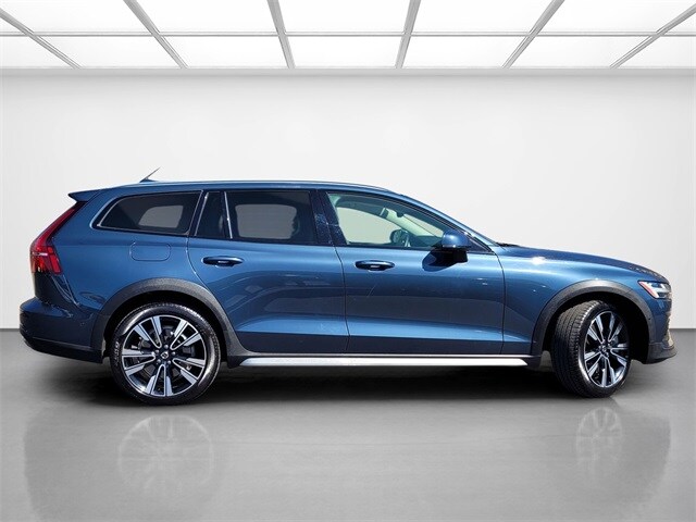 2024 Volvo V60 Cross Country Ultimate photo 3