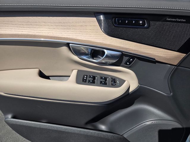 2026 Volvo XC90 Plus - Photo 17