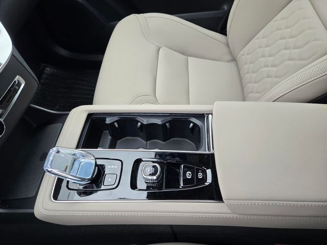 2026 Volvo XC90 Plus - Photo 23