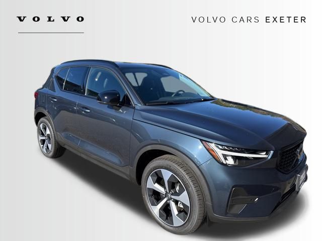 2026 Volvo XC40 Core's photo