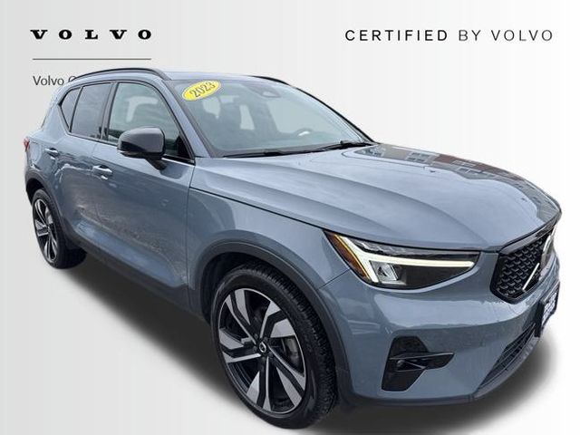 2023 Volvo XC40 Plus photo 2