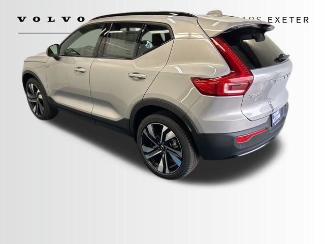 2025 Volvo XC40 photo 4