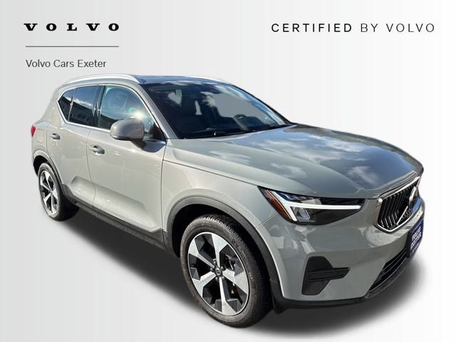 2025 Volvo XC40 Core photo 2