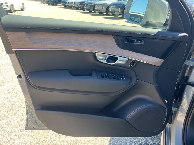2026 Volvo XC90 Plus - Photo 24