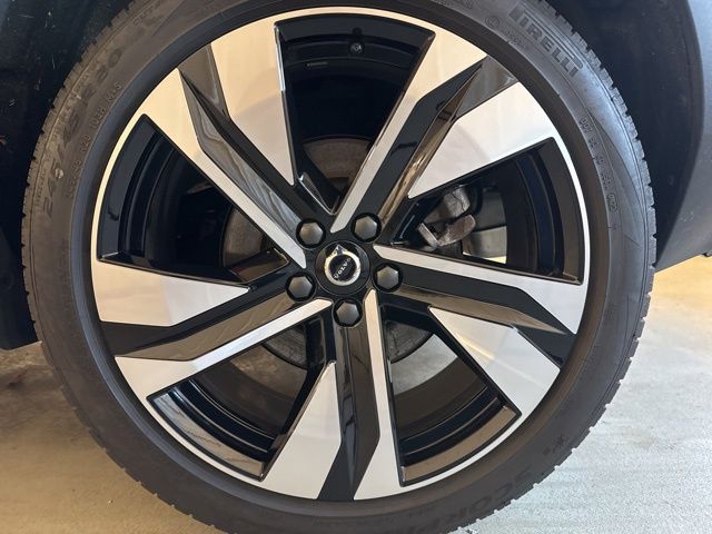 2023 Volvo XC40 Plus photo 2