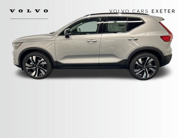 2025 Volvo XC40 photo 2