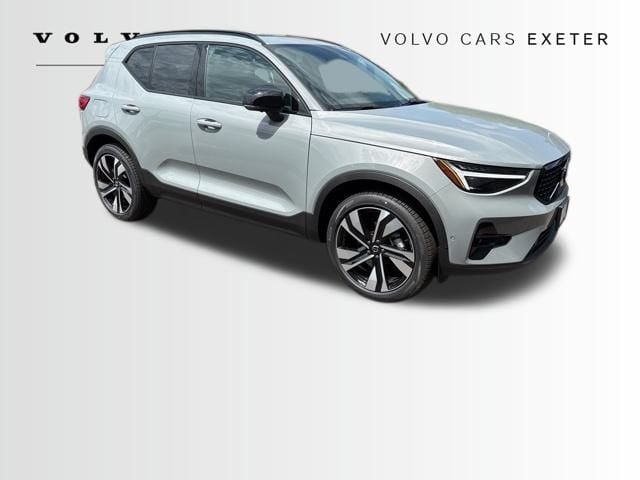 2025 Volvo XC40 B5 Ultra Dark Theme