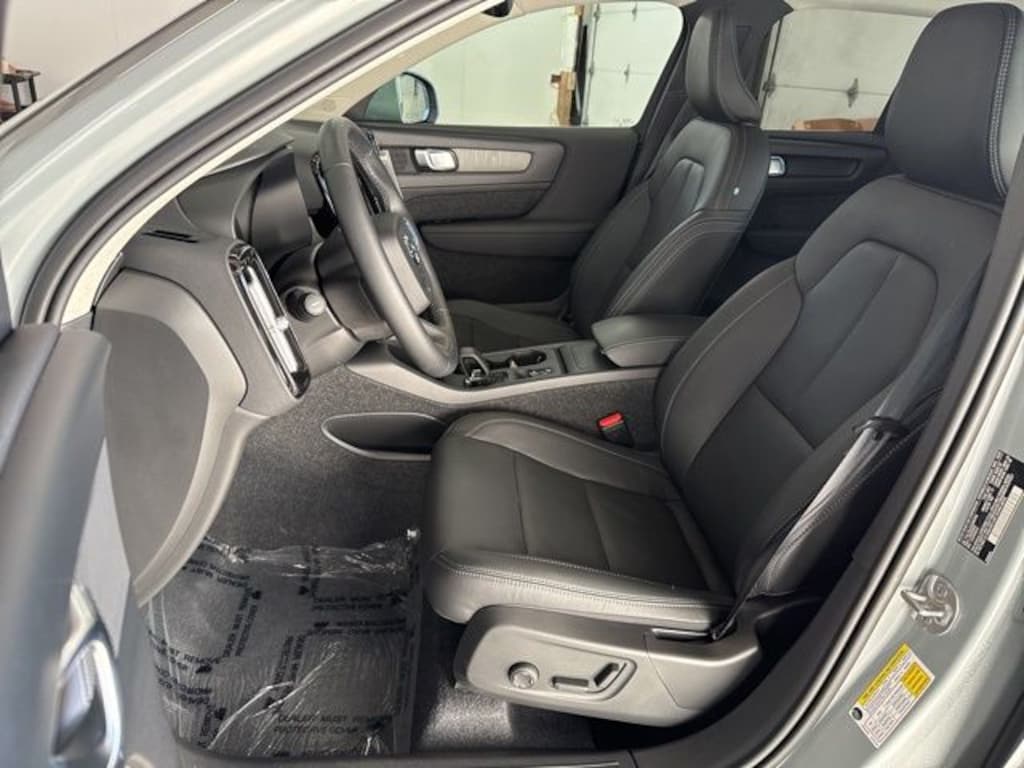 Certified 2025 Volvo XC40 B5 Core SUV