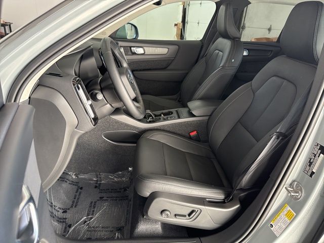 2025 Volvo XC40 Core photo 3