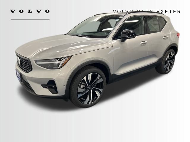 2025 Volvo XC40 photo 3