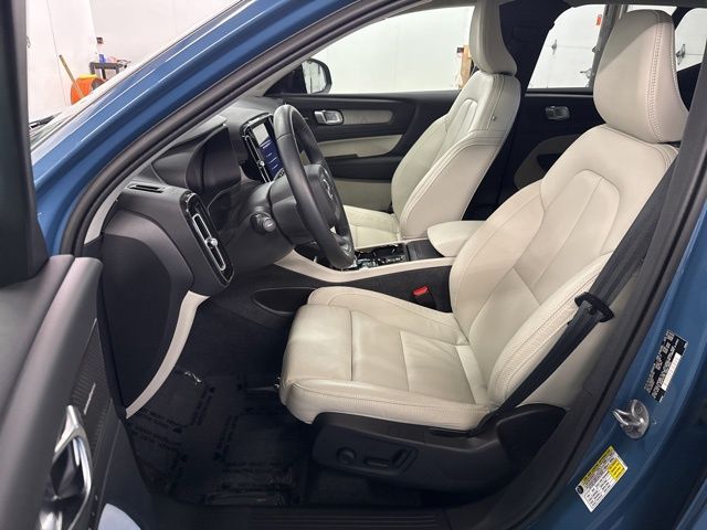 2023 Volvo XC40 Plus photo 4