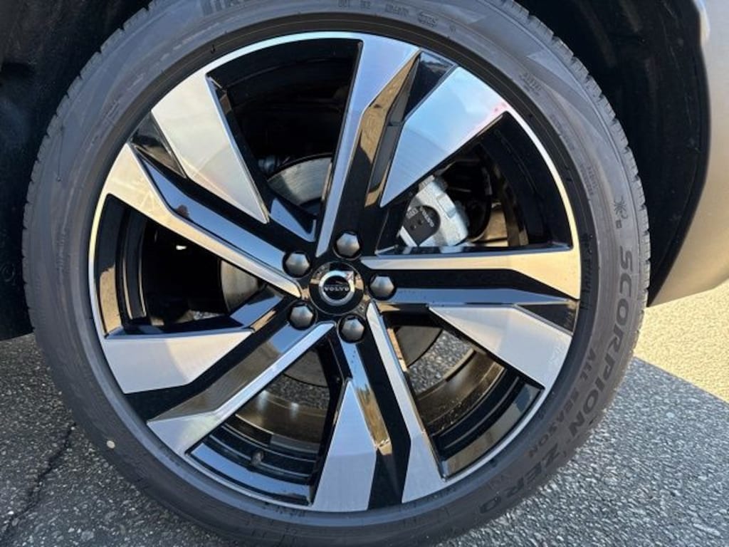 New 2026 Volvo XC40 B5 Ultra SUV