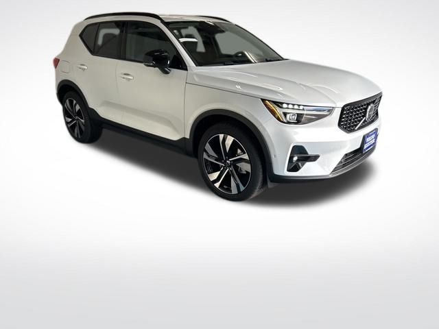 2025 Volvo XC40 B5 Plus Dark Theme SUV I-4 cyl All-Wheel Drive