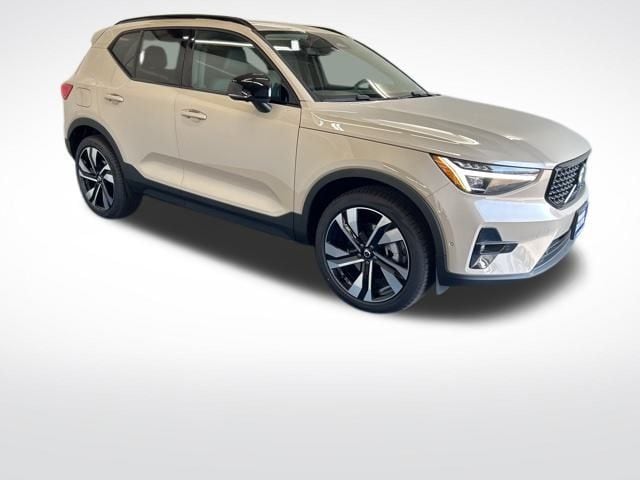 2025 Volvo XC40 B5 Plus Dark Theme SUV I-4 cyl All-Wheel Drive