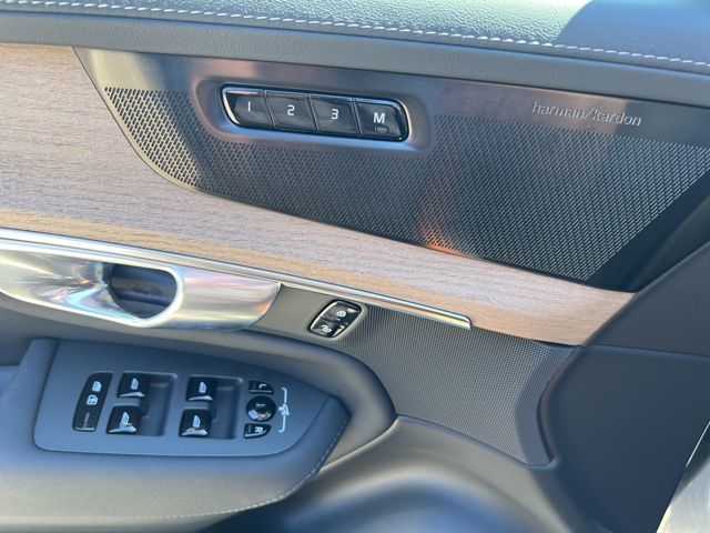 2026 Volvo XC90 Plus - Photo 25