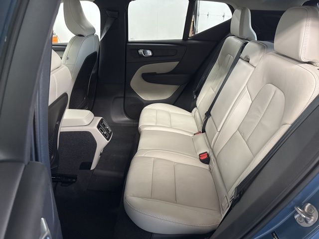 2023 Volvo XC40 Plus photo 3