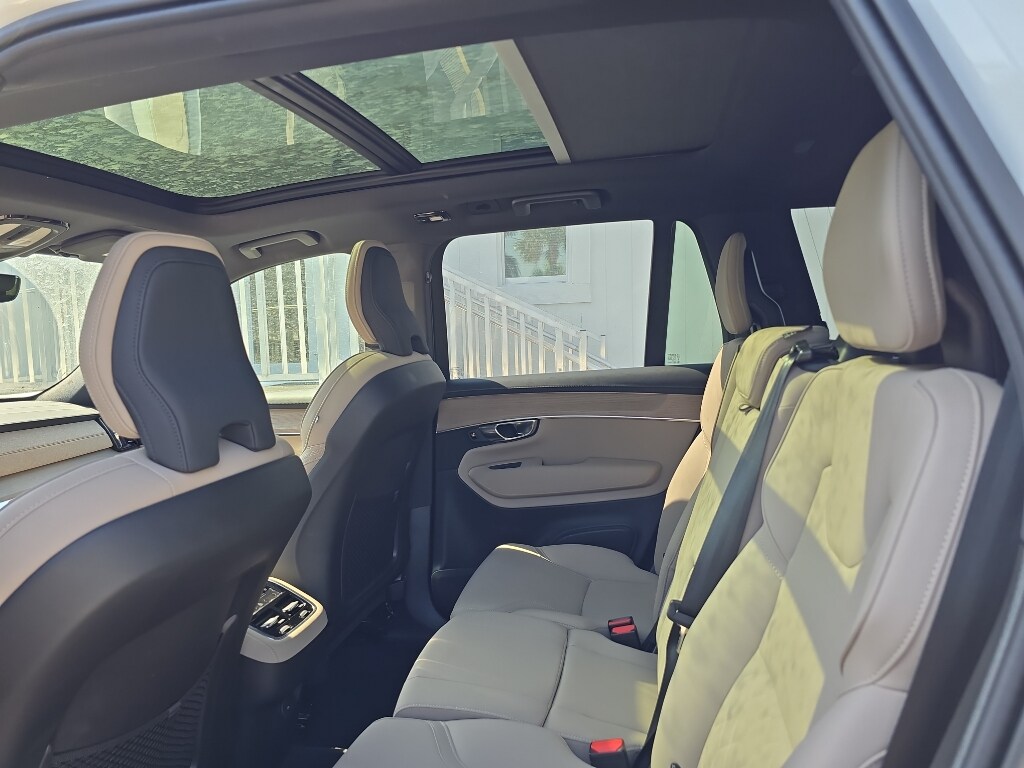 2025 Volvo XC90 Plus photo 3