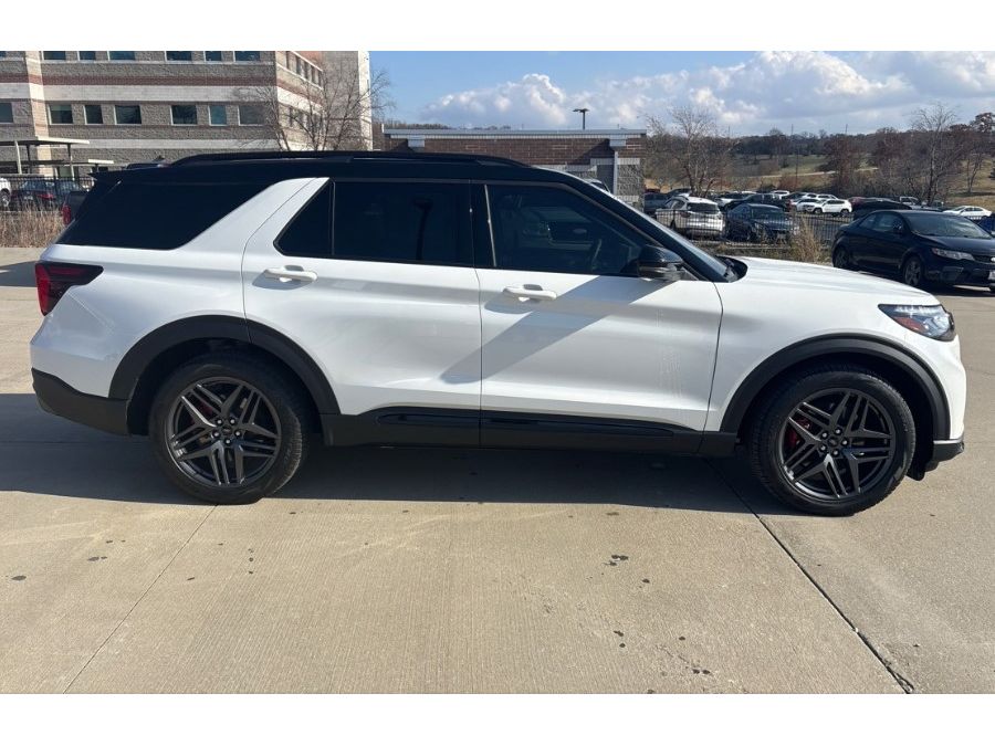 2025 Ford Explorer ST photo 2