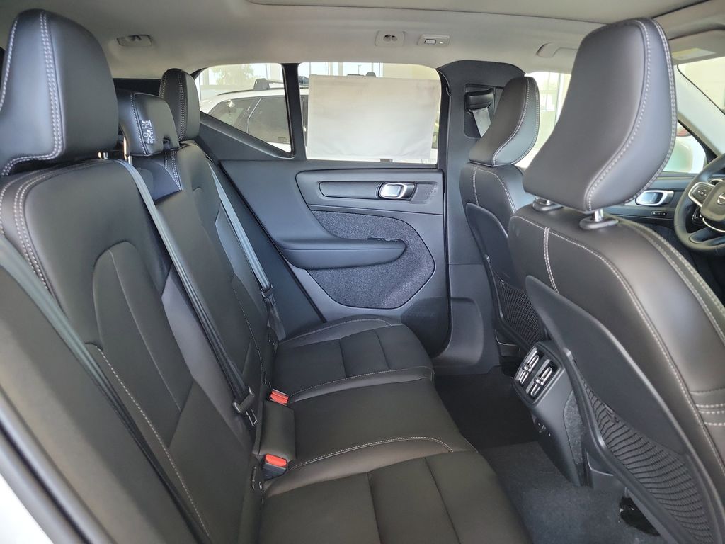 2025 Volvo XC40 Core photo 4