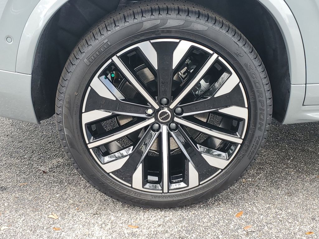 2026 Volvo XC90 T8 Plus photo 3