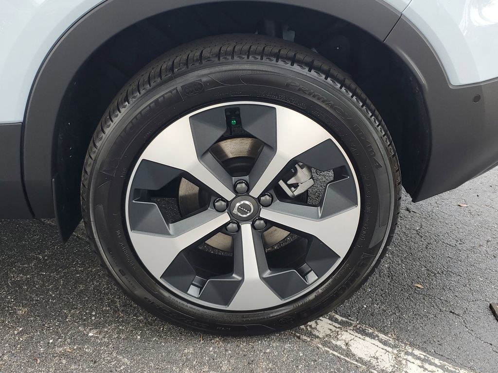 2026 Volvo XC40 Plus photo 3