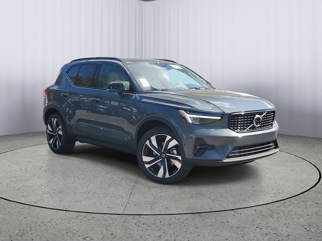 2026 Volvo XC40 B4 Plus Dark FWD's photo
