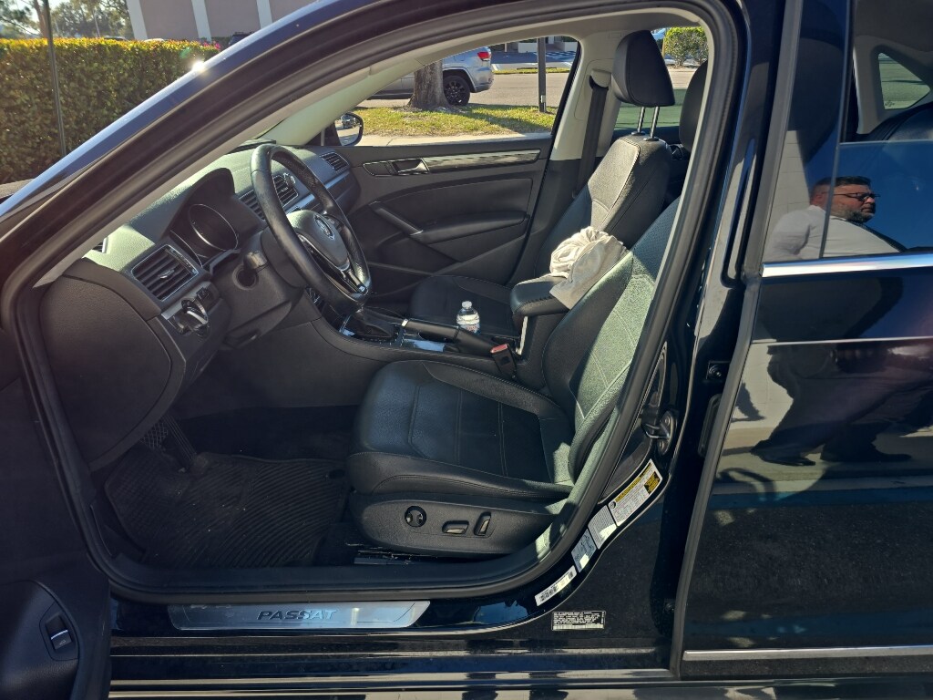 Used 2017 Volkswagen Passat 1.8T SE w/Technology Sedan