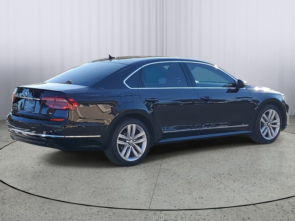 Used 2017 Volkswagen Passat 1.8T SE w/Technology Sedan