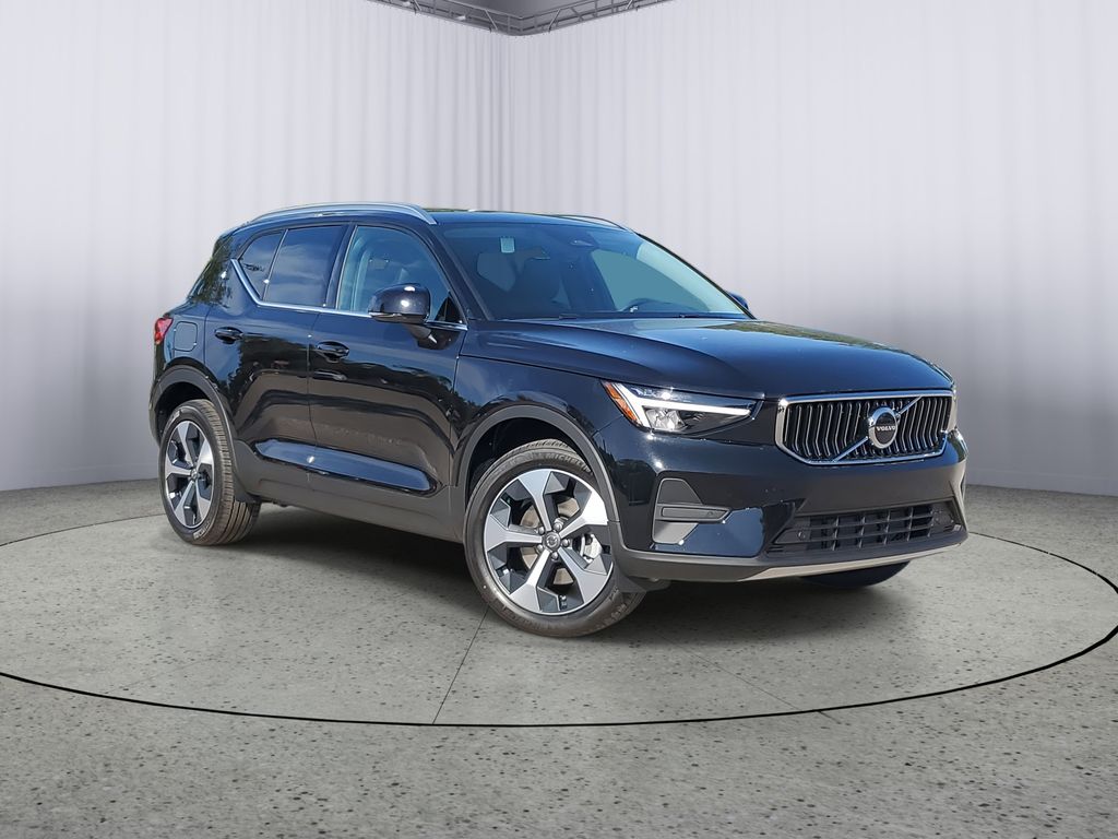 2025 Volvo XC40 Core's photo