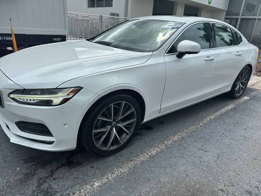 2017 Volvo S90 Momentum photo 2