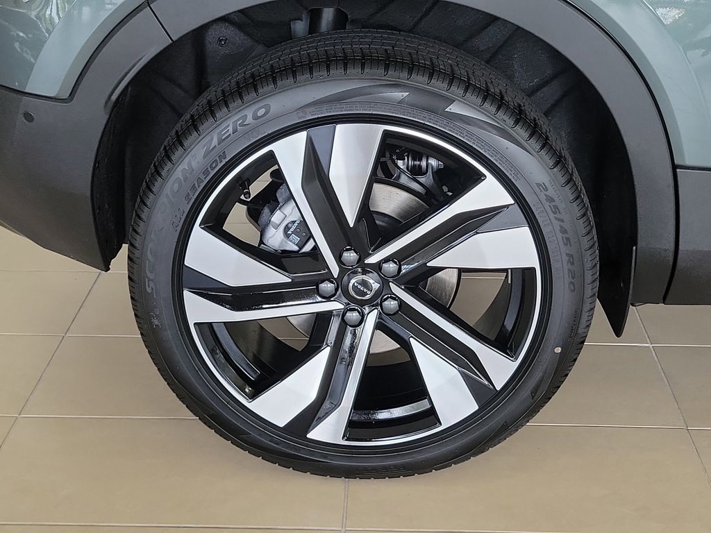 2026 Volvo XC40 Plus photo 3