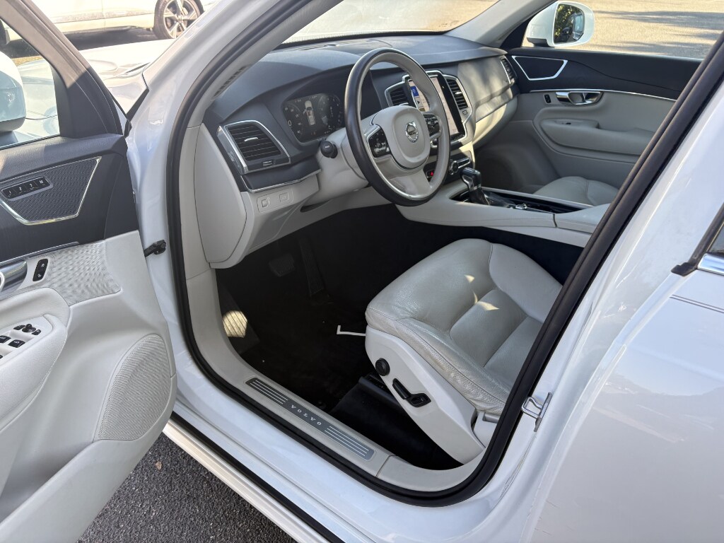 2020 Volvo XC90 Momentum photo 3