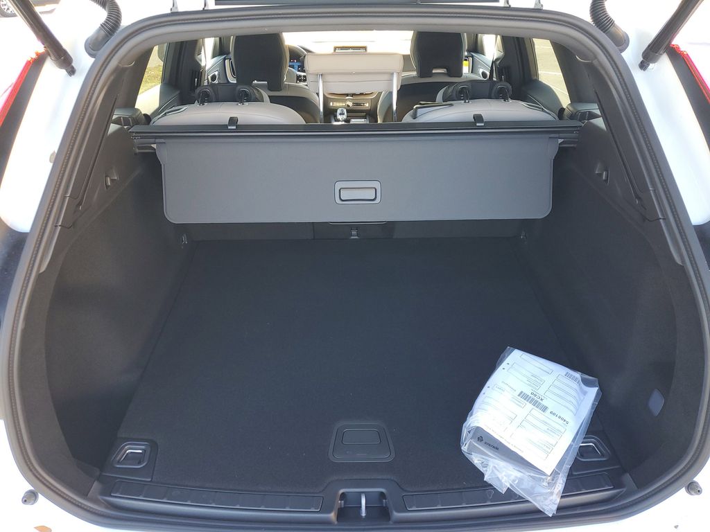 2026 Volvo XC60 B5 Core photo 4