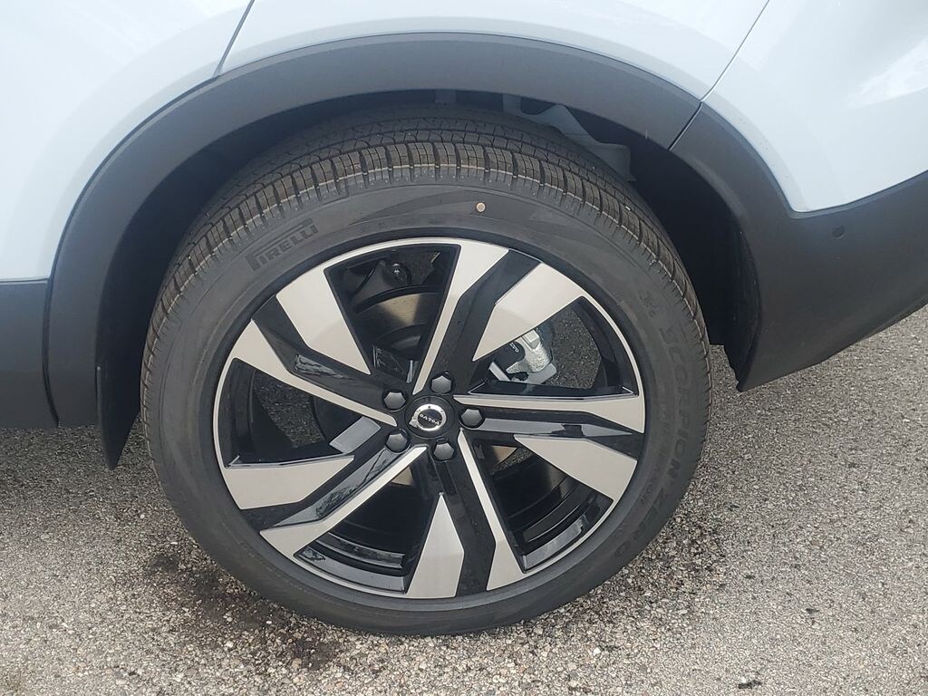 New 2026 Volvo XC40 B4 Plus SUV