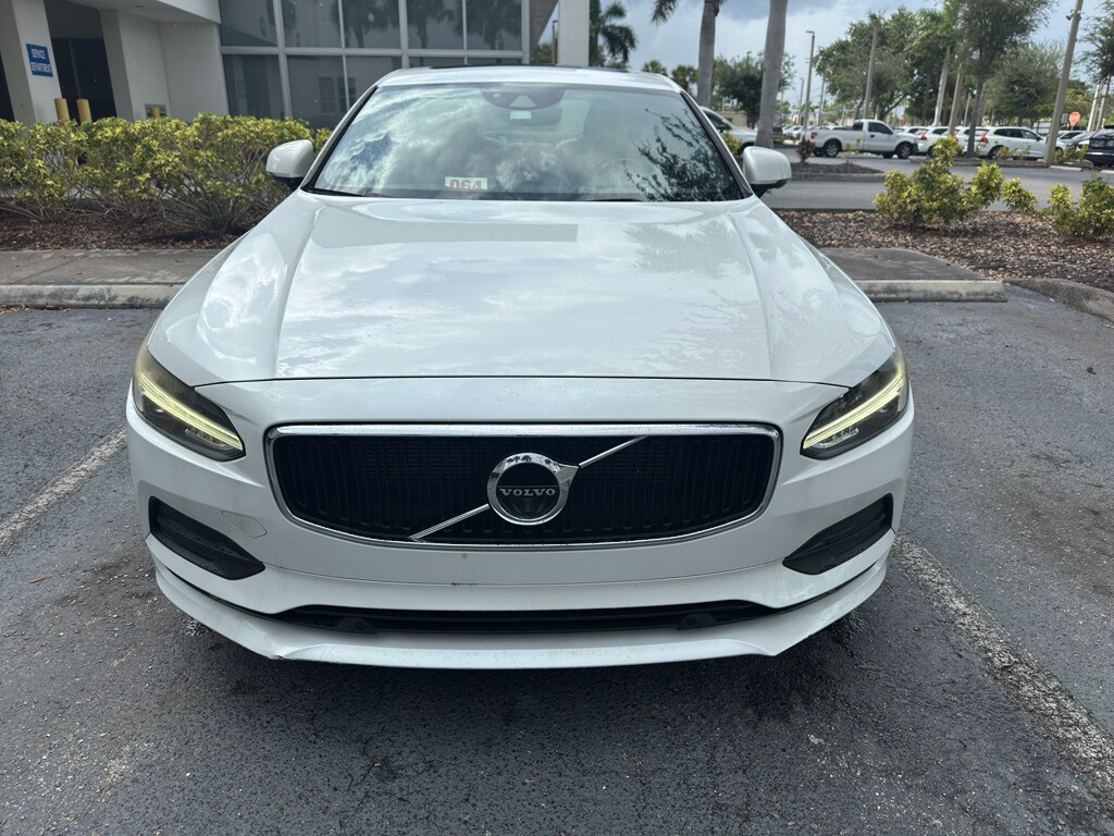 2017 Volvo S90 Momentum photo 3