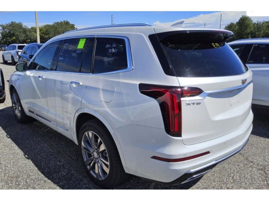 2025 Cadillac XT6 Premium Luxury photo 3