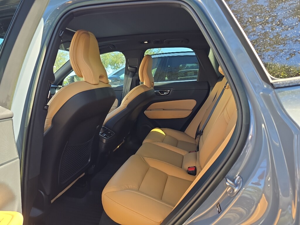 2023 Volvo XC60 Ultimate photo 3