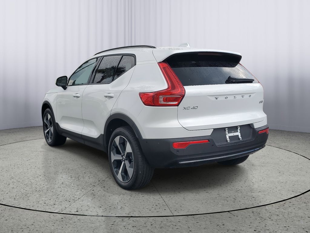 2026 Volvo XC40 Plus photo 2