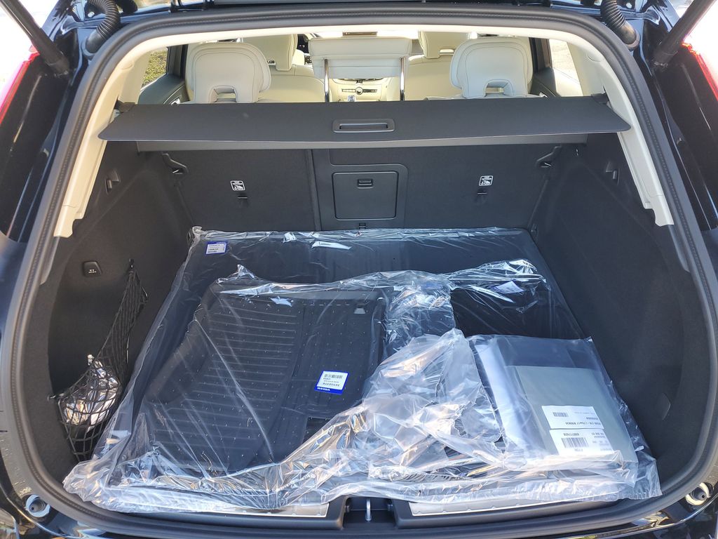 2026 Volvo XC60 B5 photo 4