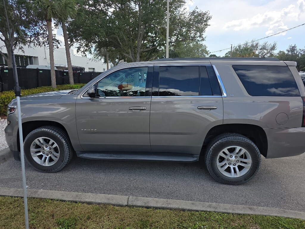2019 Chevrolet Tahoe LT photo 2