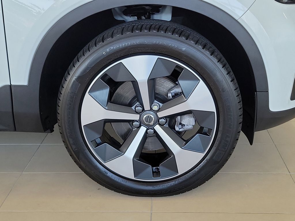 2025 Volvo XC40 Core photo 3